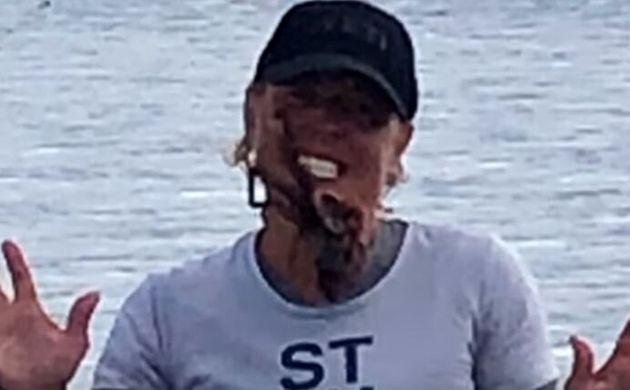 Όταν δεν σέβεσαι: Γυναίκα έβαλε χταπόδι στο πρόσωπό της για να βγάλει φωτογραφία κι αυτό την δάγκωσε! (βίντεο)