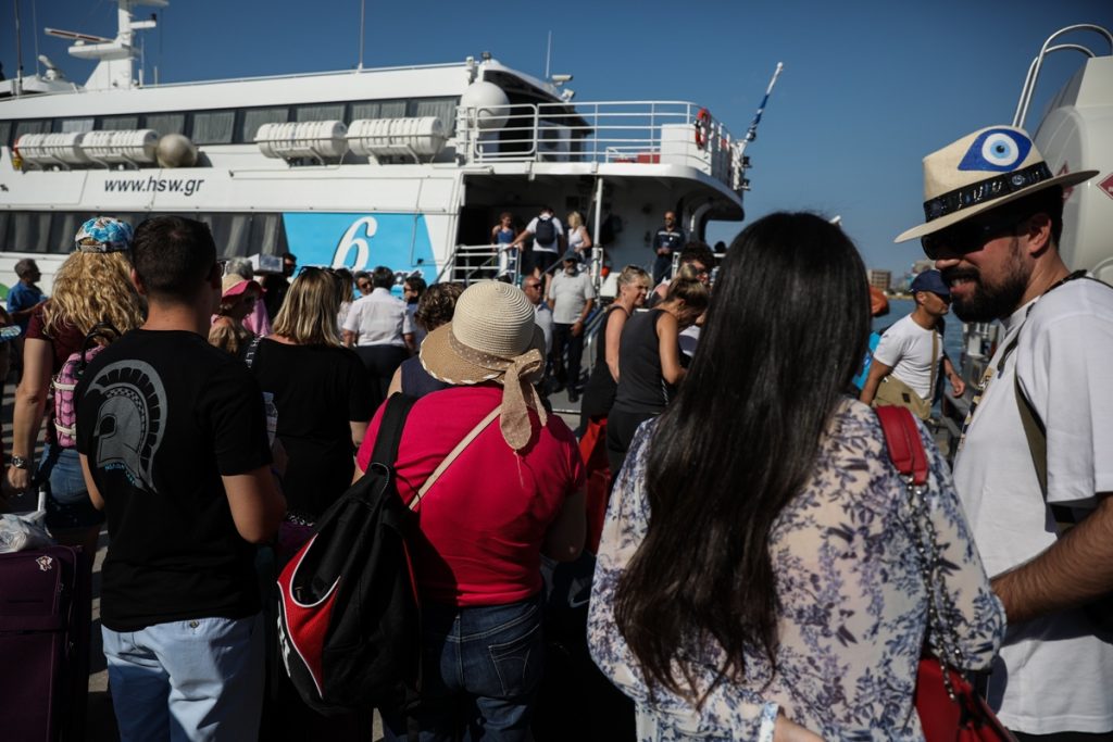 Συνεχίζεται η μεγάλη έξοδος των αδειούχων του Αυγούστου – «Πανικός» στο λιμάνι του Πειραιά