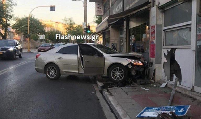 Χανιά: Αυτοκίνητο μπήκε μέσα σε βιτρίνα καταστήματος