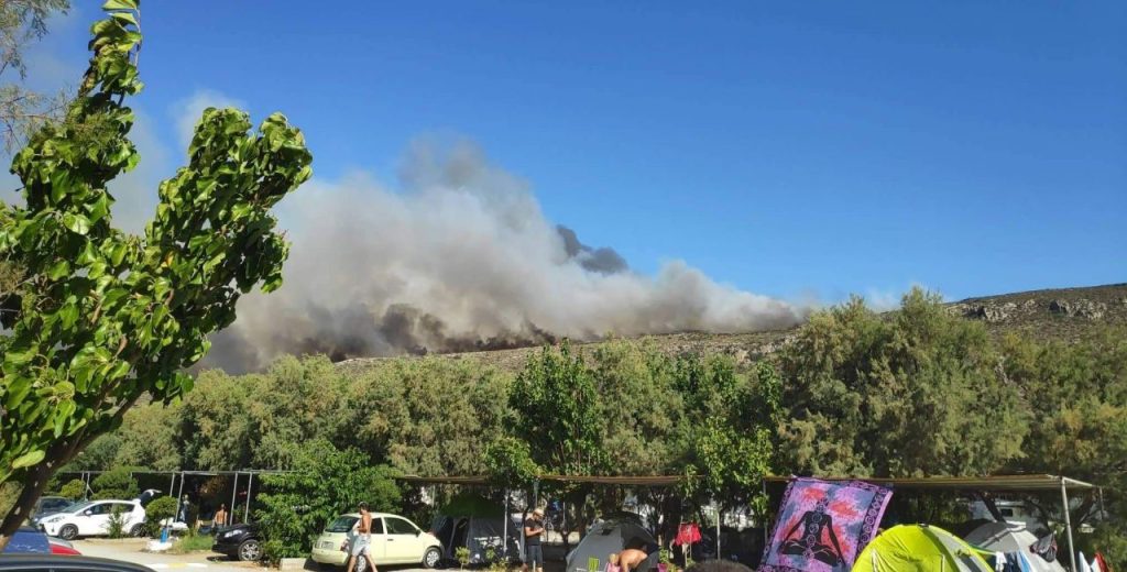 Σε ισχύ οι φωτιές σε Ελαφόνησο και Μαραθώνα – Σε ετοιμότητα οι αρχές