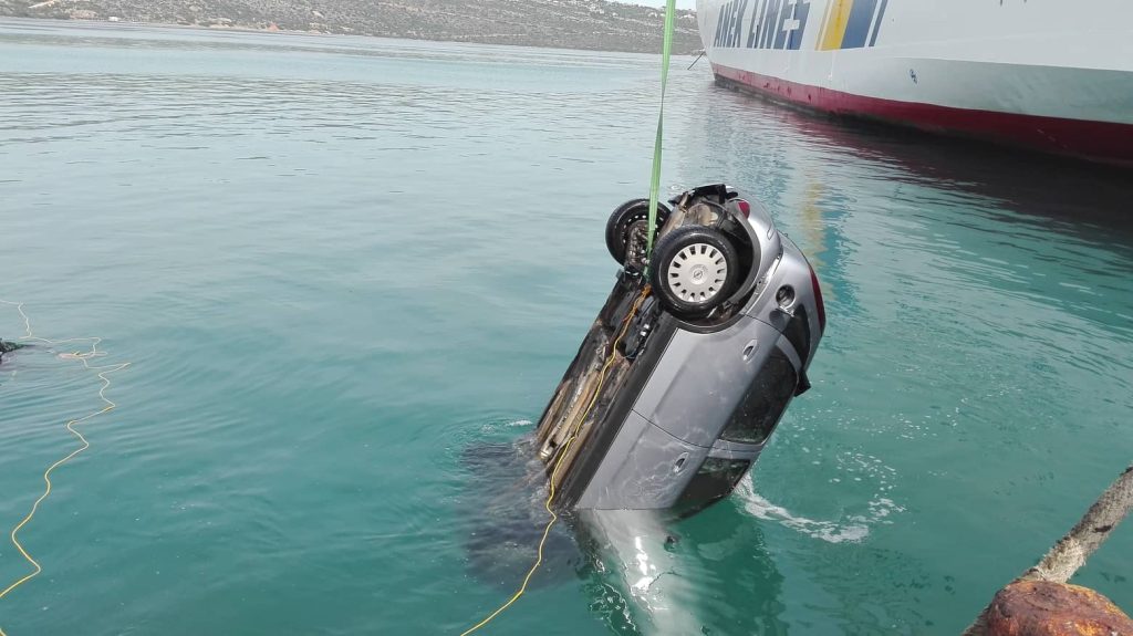 Έπεσε σχεδον μέσα στη θάλασσα! ΙΧ μπέρδεψε την πρώτη με την όπισθεν