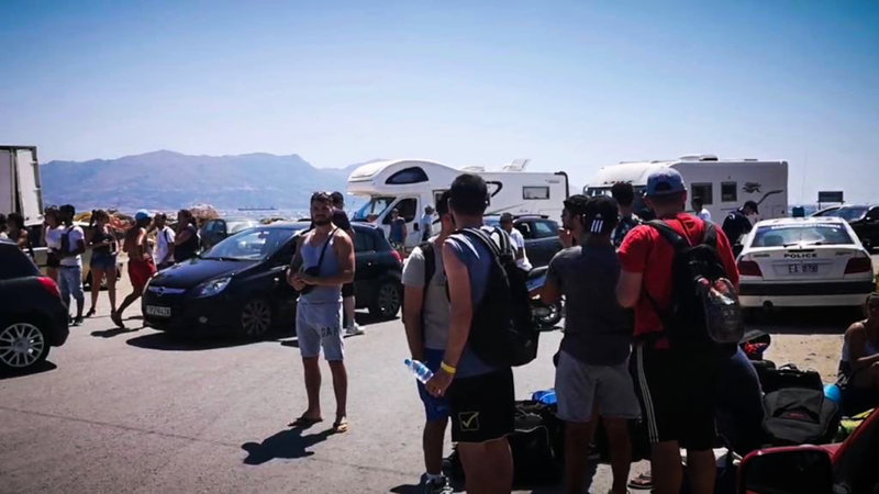 Η φωτιά καταστρέφει τον  «παράδεισο»: «Αδειάζει» η Ελαφόνησος & oι τουρίστες φεύγουν άρον-άρον απ’το νησί