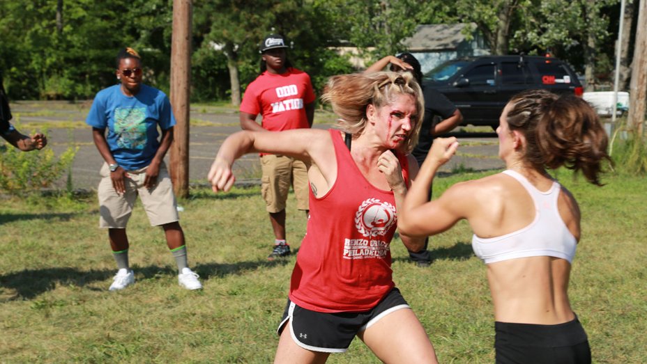 «Μαλλιοτραβήγματα» στη Μύκονο: Τουρίστριες παίζουν ξύλο στα σοκάκια με μπουνιές και γονατιές (βίντεο)