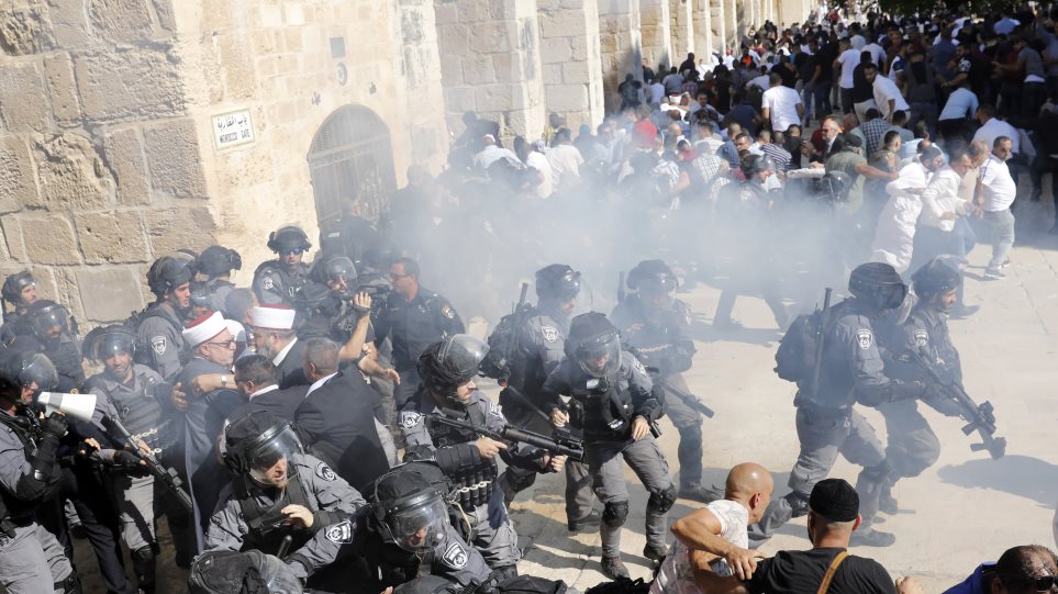 Συγκρούσεις ανάμεσα σε Ισραηλινούς αστυνομικούς και Παλαιστίνιους πιστούς – 61 τραυματίες (βίντεο)