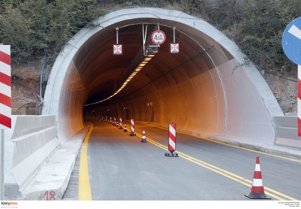 Αθηνών- Θεσσαλονίκης: Ακινητοποιημένα ΙΧ στο σκοτάδι μέσα στις σήραγγες