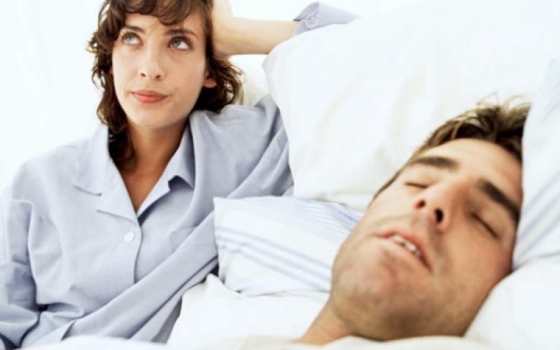 Tι συμβαίνει όταν μιλάς στον ύπνο σου; – Με τι σχετίζεται; (βίντεο)