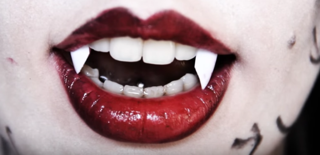 Ο Κόμης Δράκουλας της σημερινής εποχής: Αυτός ο άνθρωπος ζει σαν πραγματικός βρικόλακας (βιντεο)