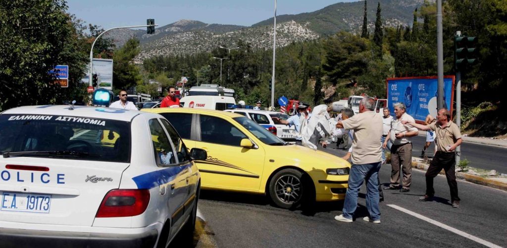 Φωτιά στον Υμηττό: Άνοιξαν όλοι οι δρόμοι – Κανονικά η κυκλοφορία σε Κατεχάκη, Παιανία, Αττική Οδό