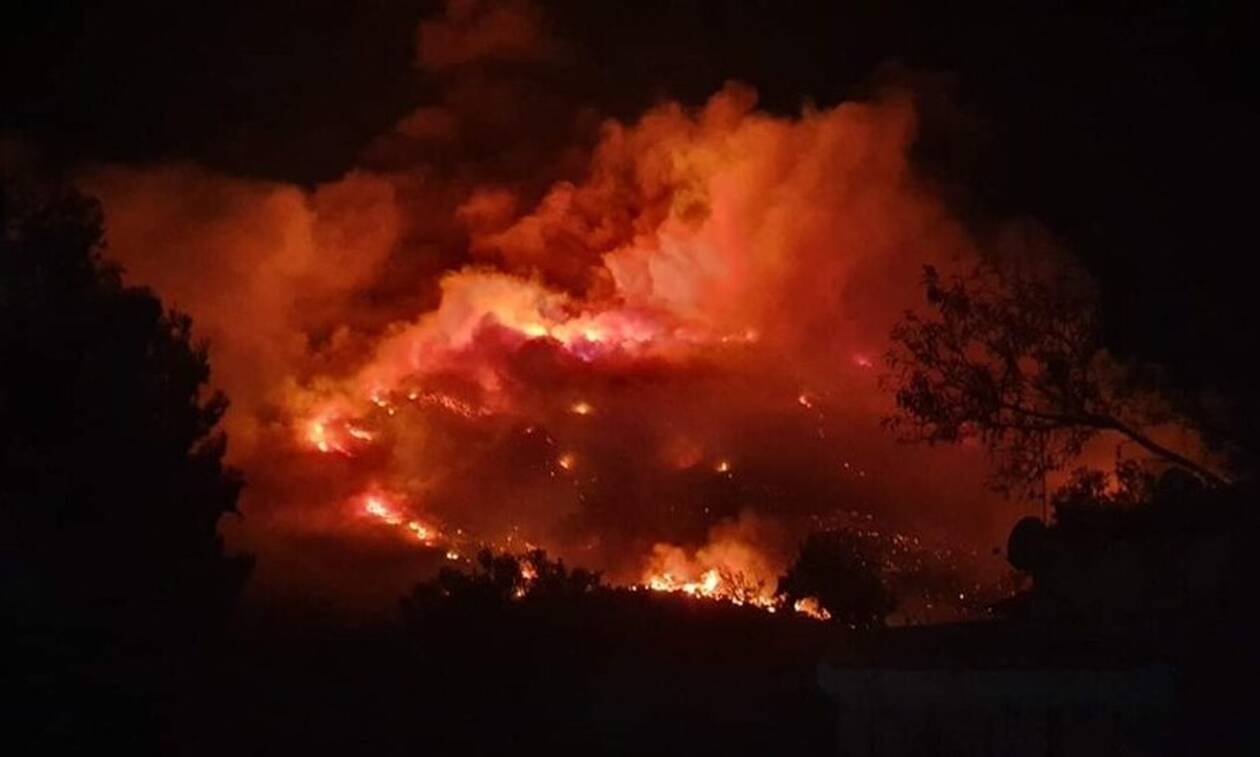 Φωτιά στον Υμηττό: Το σχέδιο εκκένωσης – Αστυνομικοί με σειρήνες και ντουντούκες ενημέρωναν τους κατοίκους