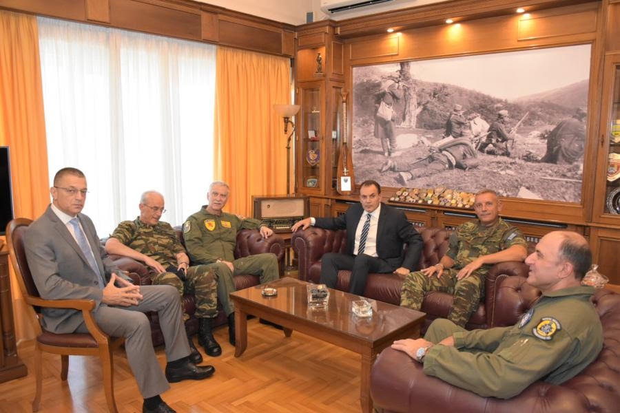 Ρύθμιση «παγίδα» στέλνει στρατιωτικούς στην αποστρατεία