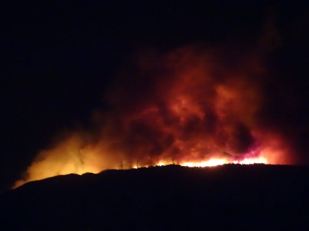 «Ακούστηκε μία έκρηξη και στη συνέχεια φούντωσε η φωτιά» λέει κάτοικος στην περιοχή του Υμηττού