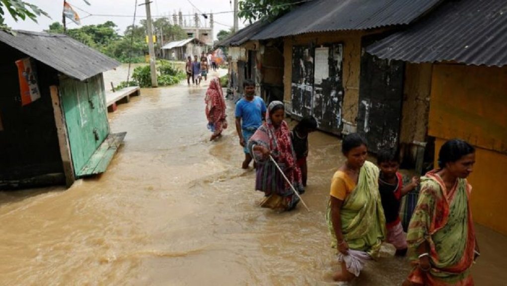 Ινδία: 184 νεκροί από τις πλημμύρες του μουσώνα – Εγκαταλείπουν τα σπίτια τους