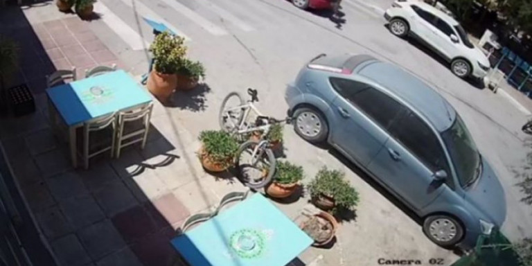 Xανιά: Έκανε όπισθεν πάνω σε διάβαση και παρέσυρε διερχόμενο πεζό (βίντεο)