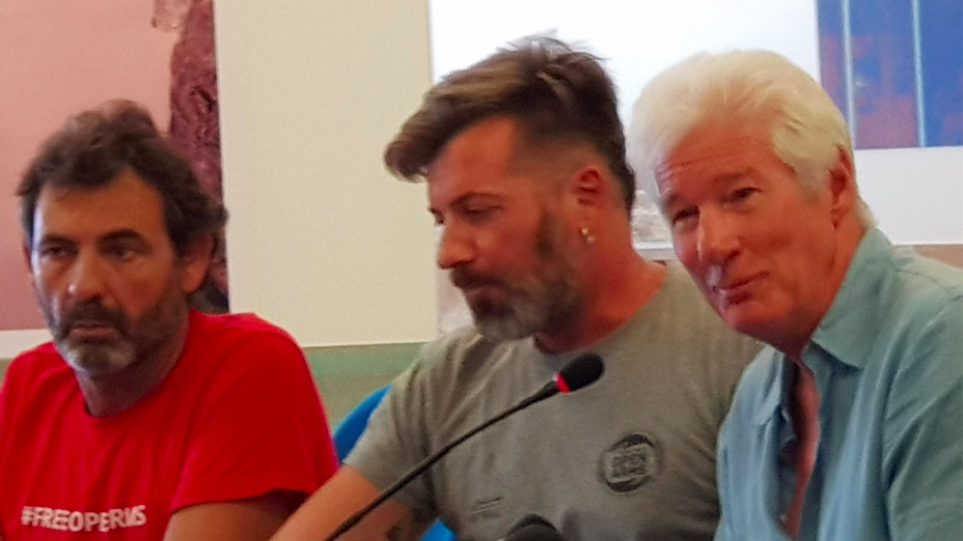 Ο Ρ.Γκιρ αμετανόητος: Δεν απαντάει στον Σαλβίνι που τον προκαλεί να πάρει τους μετανάστες στις βίλες του