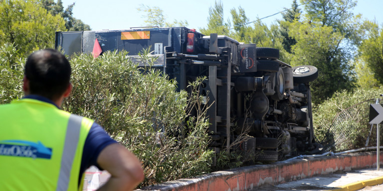 Τροχαίο ατύχημα στην Αθηνών – Λαμίας με αναποδογυρισμένη νταλίκα (φωτο)