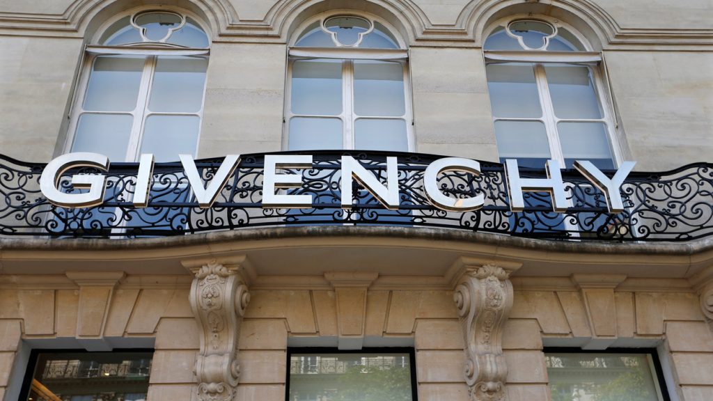 Έξαλλοι οι Κινέζοι με Givenchy και Versace για τα  t-shirt των εταιριών: Απολογήθηκαν οι οίκοι μόδας