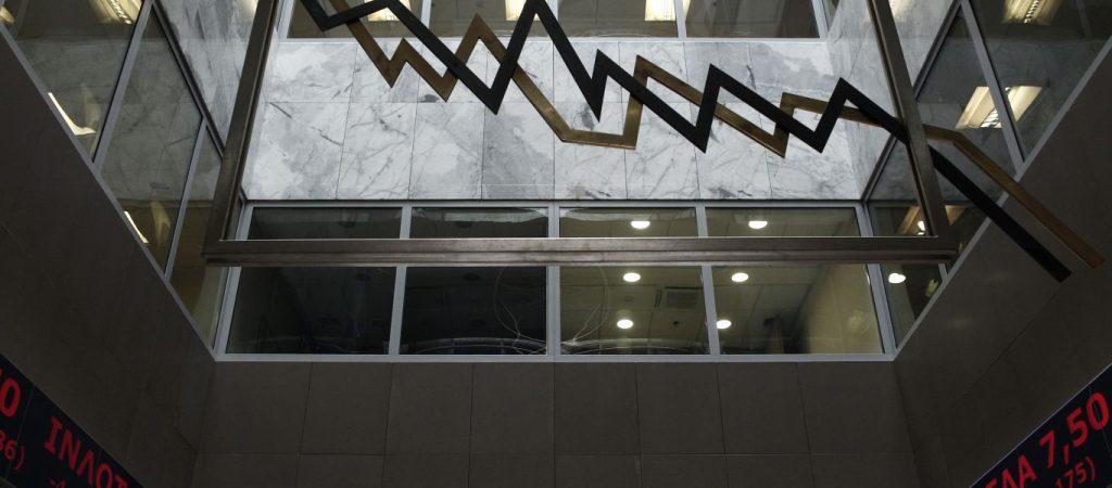 Wall Street Journal: «Οι ελληνικές μετοχές οδεύουν στην καλύτερη χρονιά τους μέσα στην 20ετία»
