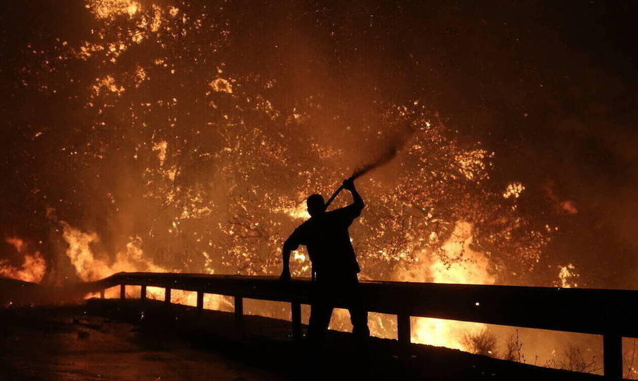 Mεγάλη πυρκαγιά στην Εύβοια: Eντολή εκκένωσης του χωριού Μακρυμάλλη – Μάχη με τις φλόγες