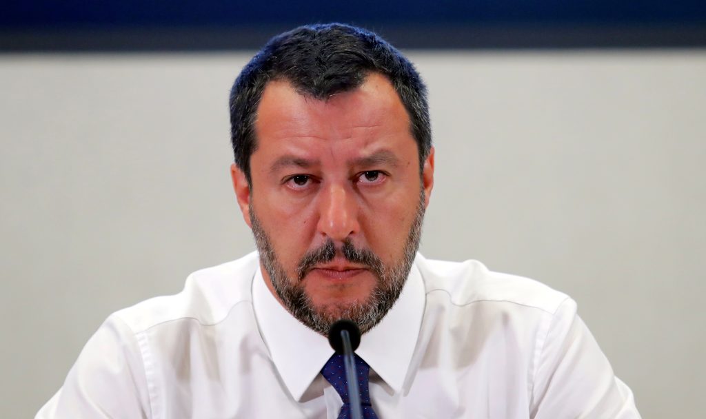 Ο Μ.Σαλβίνι προσπαθεί να εμποδίσει την αποβίβαση μεταναστών από πλοία ΜΚΟ