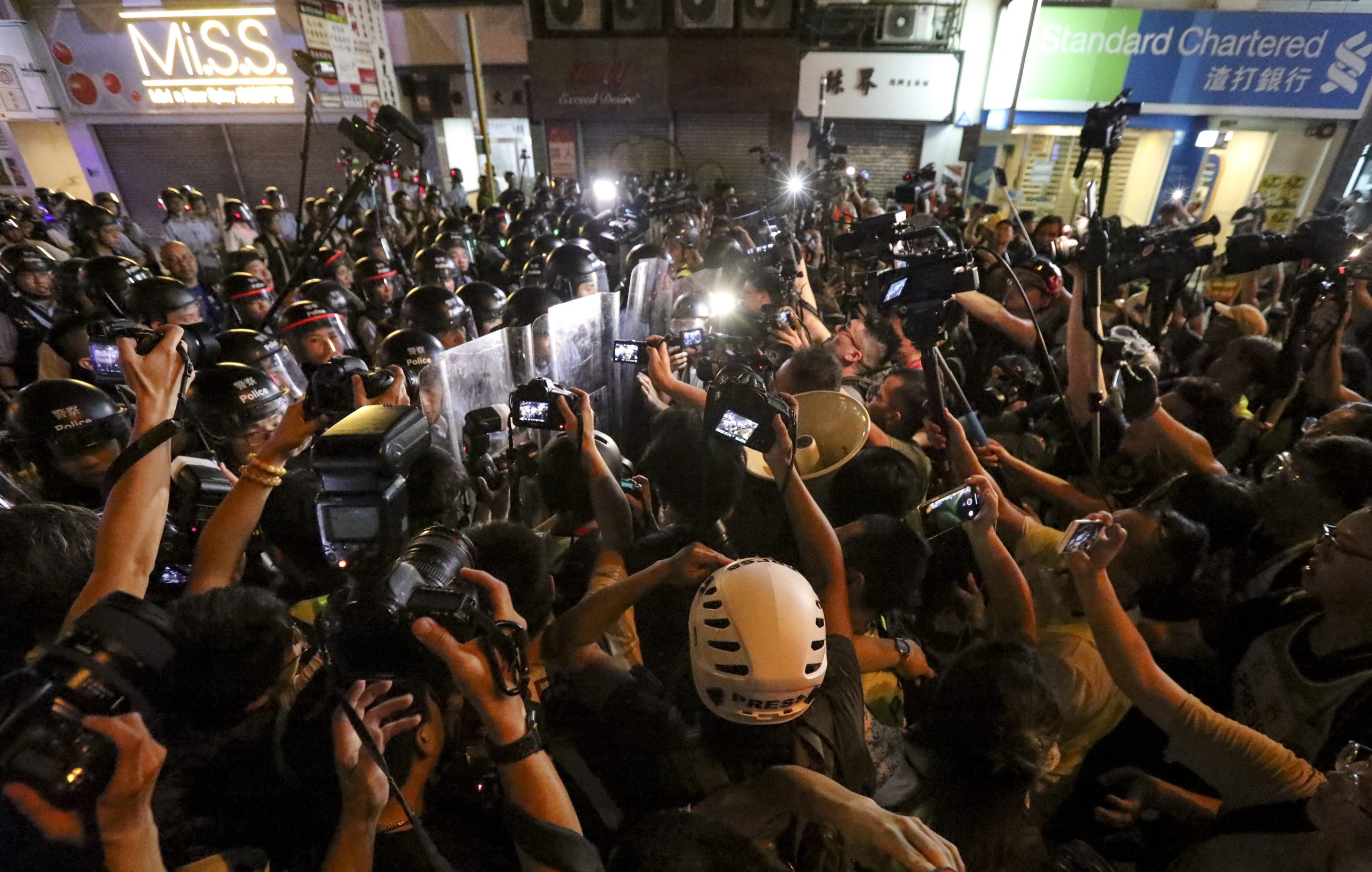 Χονγκ Κονγκ: Αγριες συμπλοκές διαδηλωτών στο αεροδρόμιο – Στρίμωξαν αστυνομικό και τον ξυλοκόπησαν (βίντεο)