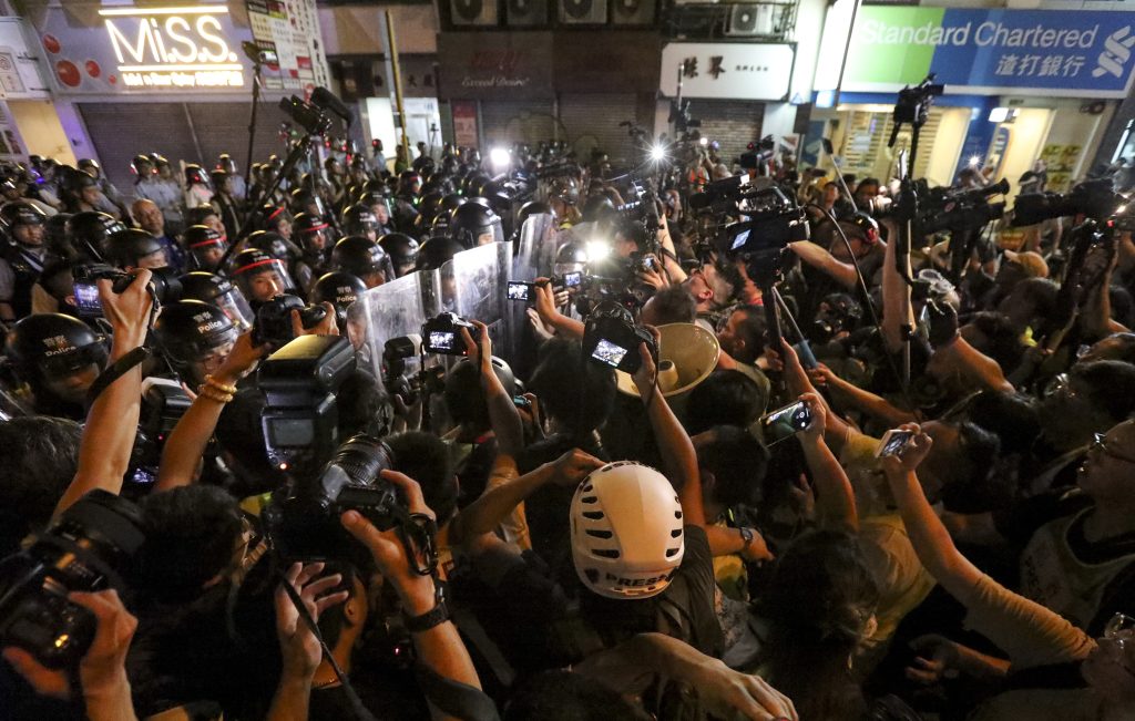 Δημοσιογράφος κινεζικής εφημερίδας κρατήθηκε από τους διαδηλωτές στο αεροδρόμιο του Χονγκ Κονγκ