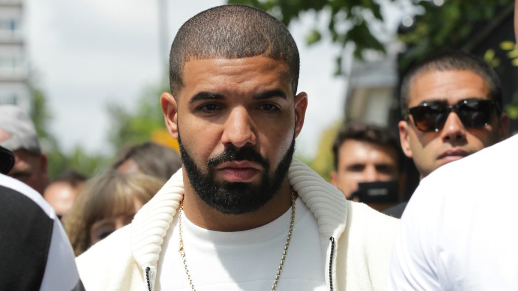 Αντιδράσεις προκάλεσε το τατουαζ του Drake: Ειρωνικό θεωρήθηκε προς τους Beatles και το κλασσικό «Abbey Road» (φωτο)