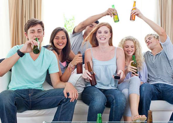 Γιατί δεν πρέπει να πίνουν οι έφηβοι – Τα βλαβερά αποτελέσματα
