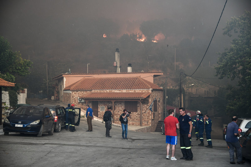 Δείτε εικόνες από τη στιγμή εκκένωσης φλεγόμενων οικισμών στην Εύβοια (φωτο)