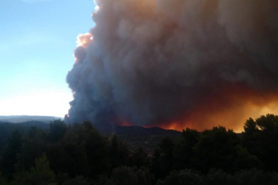 Εύβοια: Συνεχίζεται η μάχη με τις φλόγες – Εκκενώνονται χωριά
