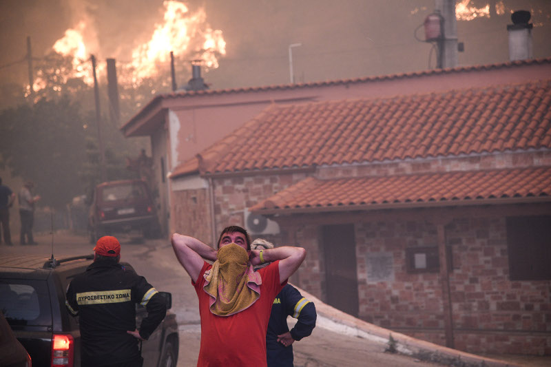 Σε κατάσταση έκτακτης ανάγκης η Εύβοια: Η φωτιά έφτασε στο χωριό Μακρυμάλλη – Εκκενώθηκαν 4 χωριά (βίντεο-φώτο) (upd2)