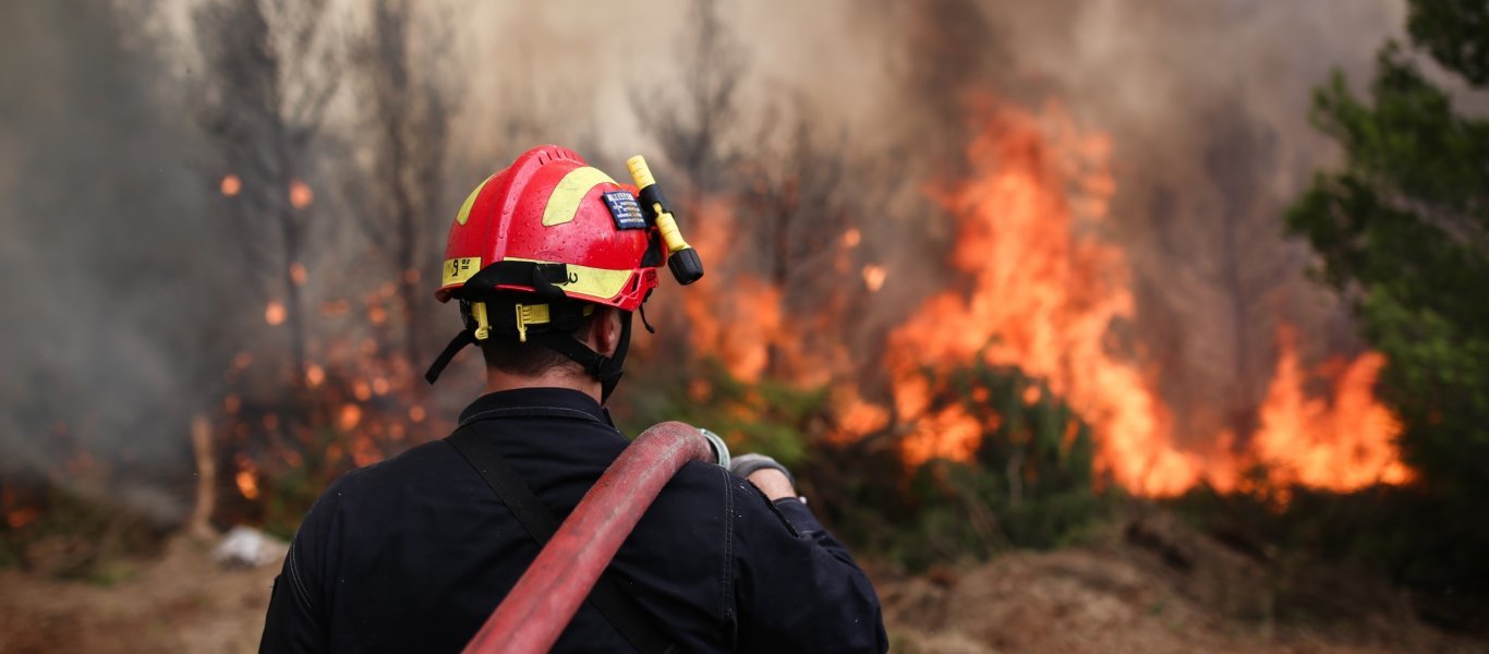 Φωτιά στην Εύβοια: Τραυματίστηκε πυροσβέστης στη μάχη με τις φλόγες