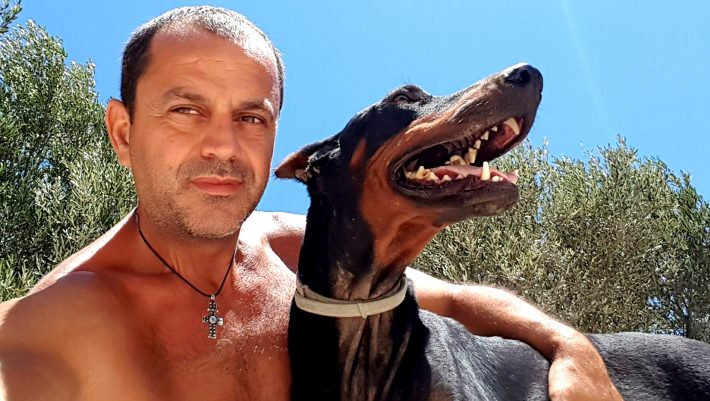 Ο επιχειρηματίας που εγκατέλειψε τη νύχτα και ξόδεψε όλη του την περιουσία για τα αδέσποτα