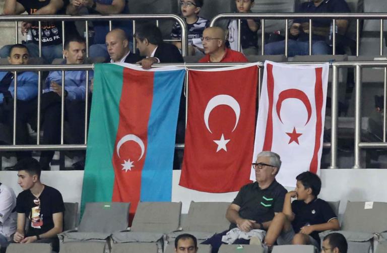 Αζερμπαϊτζάν: Σημαίες του ψευδοκράτους σε αγώνα του ΑΠΟΕΛ