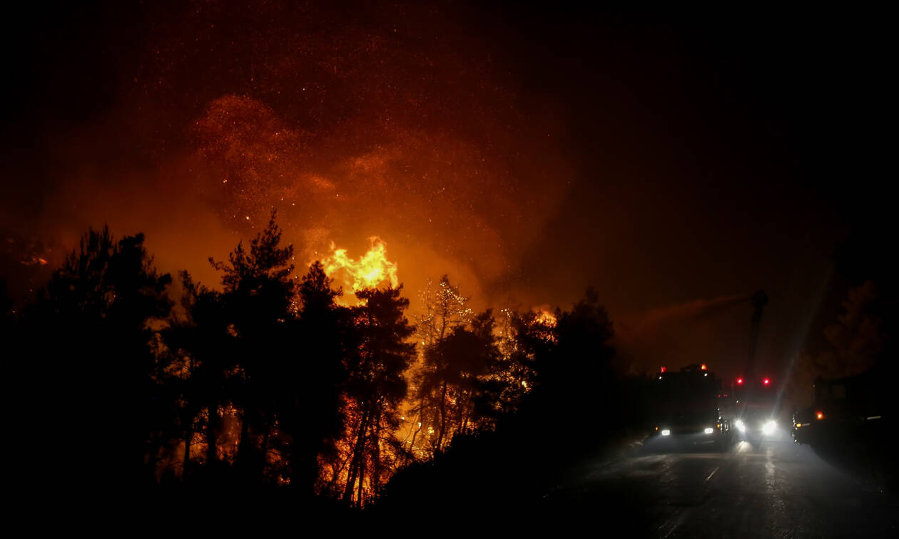 Φωτιά στην Εύβοια: Μάχη με τις αναζωπυρώσεις για τους πυροσβέστες