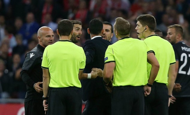 Ολλανδικός Τύπος: «Νόμιζες πως η UEFA έστειλε έναν άνθρωπο να περάσει τον Άγιαξ»!