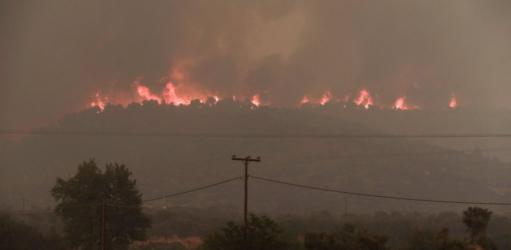 Μαρτυρίες για την πυρκαγιά στην Εύβοια – «Γέμισε κάρβουνο η θάλασσα» (βίντεο)