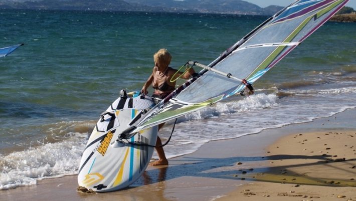 Η πιο ωραία «τρελή»: Η 81χρονη Κεφαλονίτισσα που θα κάνει τον διάπλου Κυλλήνη-Σκάλα με windsurf