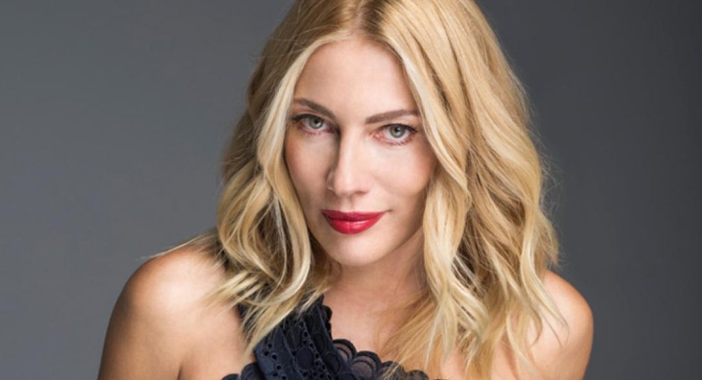 Η Σμαράγδα Καρύδη ποζάρει με μαγιό (φωτο)