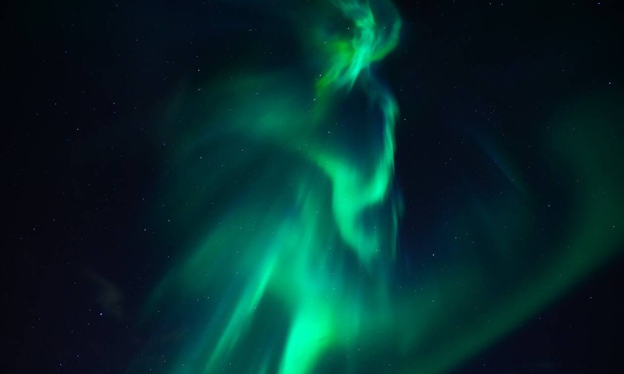 Λάμψη που μοιάζει με «άγγελο» εμφανίστηκε στον ουρανό (βίντεο)