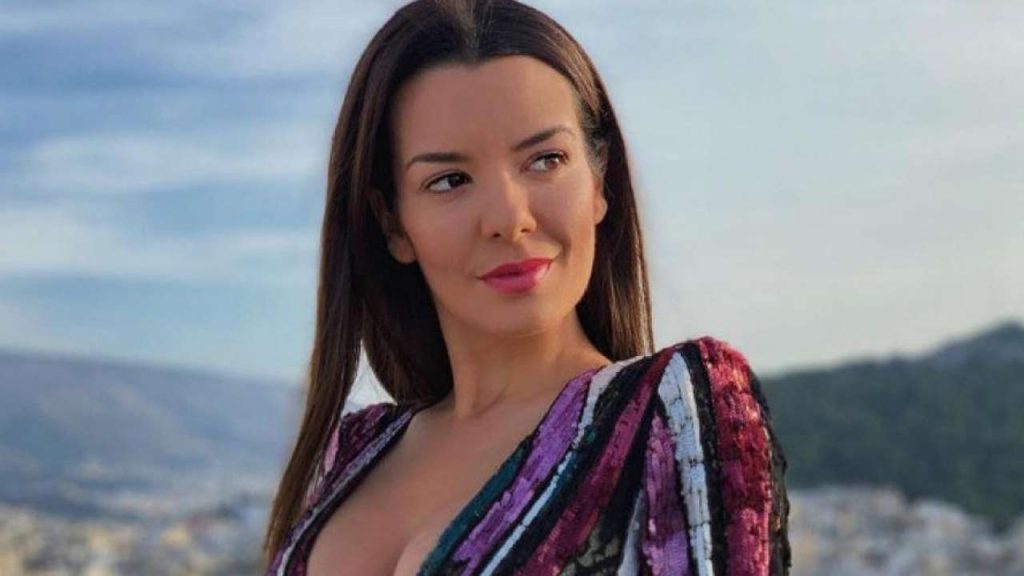 Νικολέττα Ράλλη: «Αναστάτωσε» όλη την Πάτμο με το καλλίγραμμο κορμί της (φωτο)