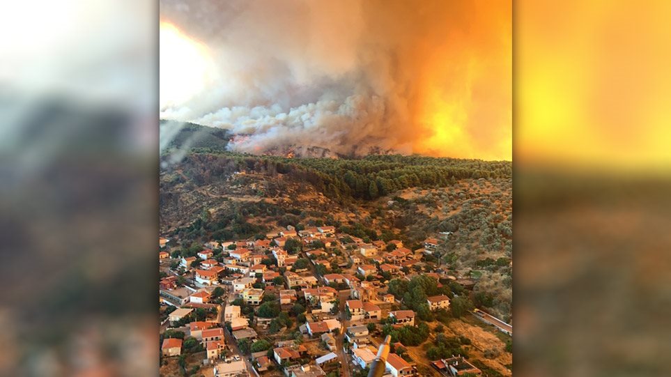 Εύβοια: Η φωτιά μέσα από ένα Σινούκ του Στρατού (φωτο)