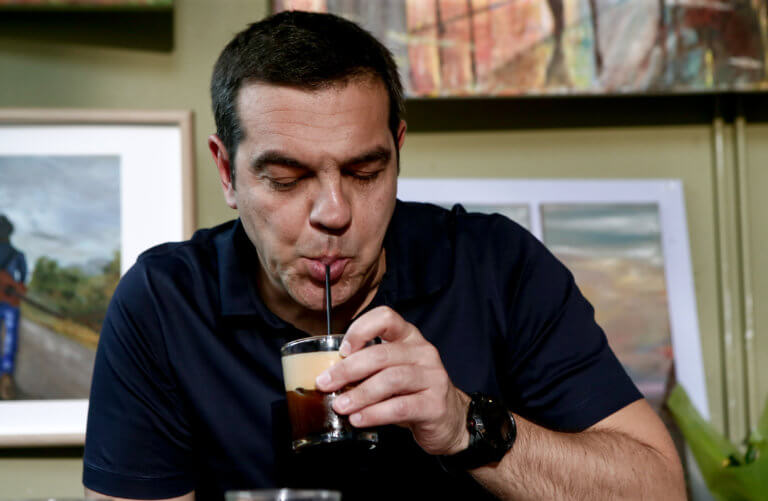 Ενώ ο Κυριάκος…τρέχει ο Αλέξης χαλαρώνει (αλλά όχι σε σκάφος) (φώτο)