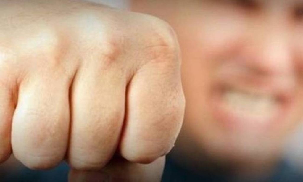 Συγγενείς «έσπασαν» στο ξύλο άνδρα επειδή απάτησε τη γυναίκα του – Δεν γλίτωσε ούτε η ερωμένη (βίντεο)