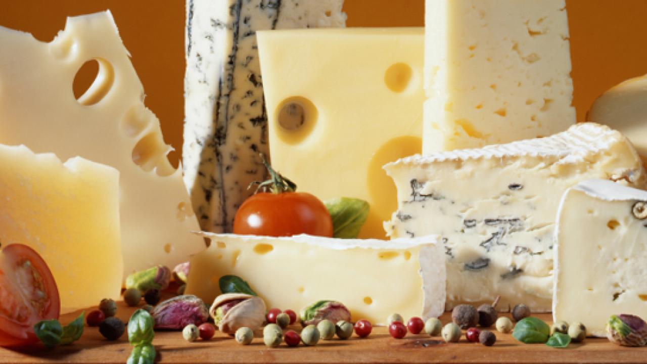 Αυτό είναι το έξυπνο κόλπο για να μην μουχλιάσει ποτέ ξανά το τυρί στο ψυγείο σας