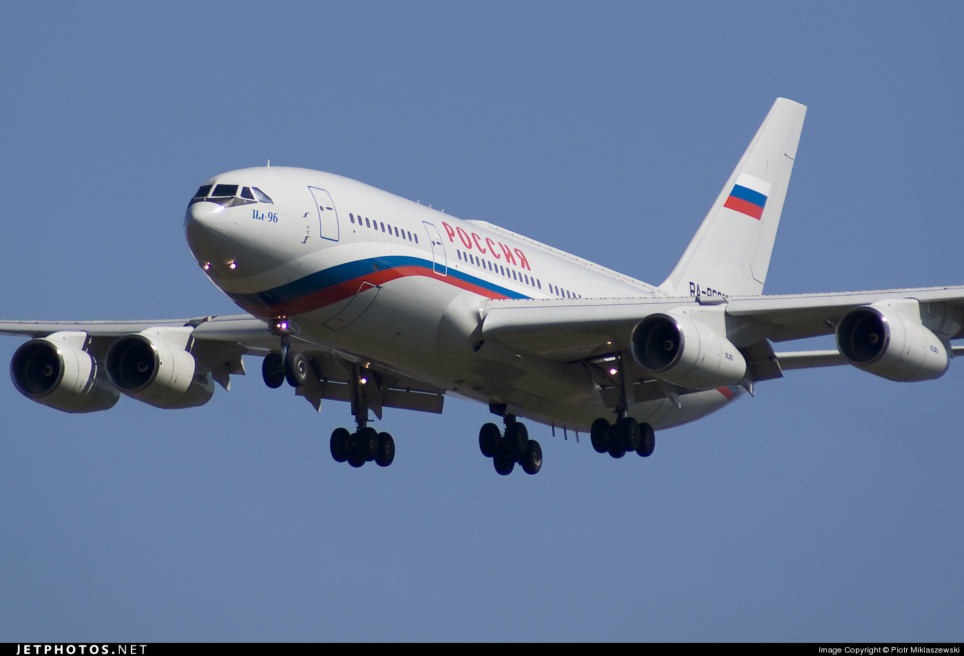Δείτε τη στιγμή της αναγκαστικής προσγείωσης του ρωσικού αεροπλάνου μετά από «σύγκρουση» με πουλιά (βίντεο)