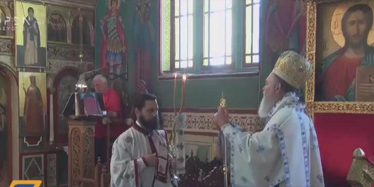 Εύβοια: Στη εκκλησία οι κάτοικοι του χωριού Πλατάνα – Λειτούργησε ο Μητροπολίτης Χαλκίδας δίπλα στις φλόγες