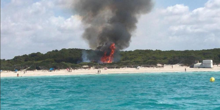 Μαγιόρκα: Πανικός από πυρκαγιά σε παραλία – Απομάκρυναν τους τουρίστες (βίντεο)