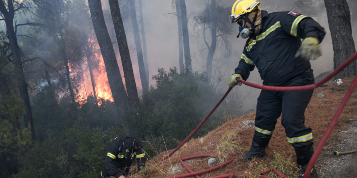 Σε ύφεση η φωτιά στα Καλάβρυτα