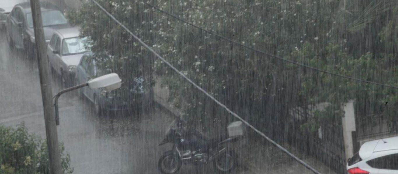 Βόλος: Καταρρακτώδης βροχή και συνεχείς πτώσεις κεραυνών – Προβλήματα στην ηλεκτροδότηση