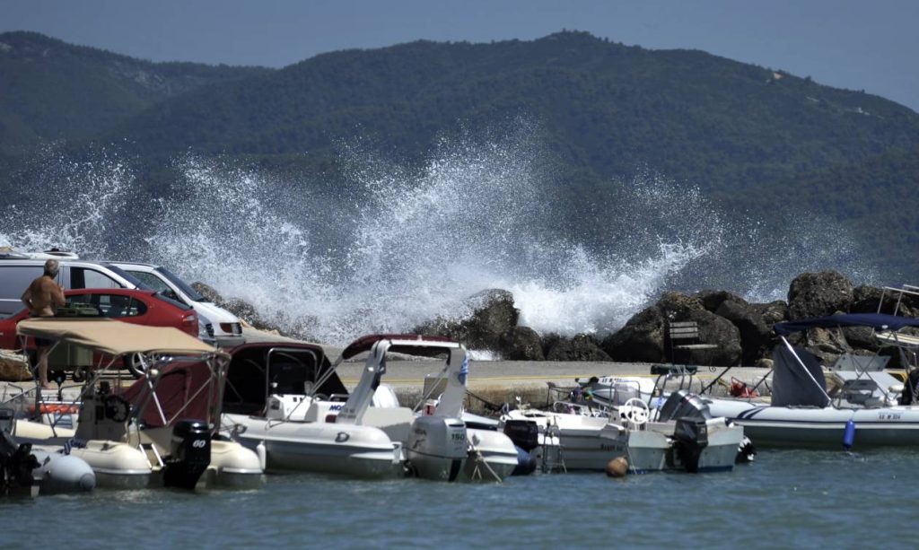 «Χαμός» στην Κω με τις οθόνες που προειδοποιούν για τσουνάμι – «Λάθος εντυπώσεις για τους τουρίστες» (βίντεο)